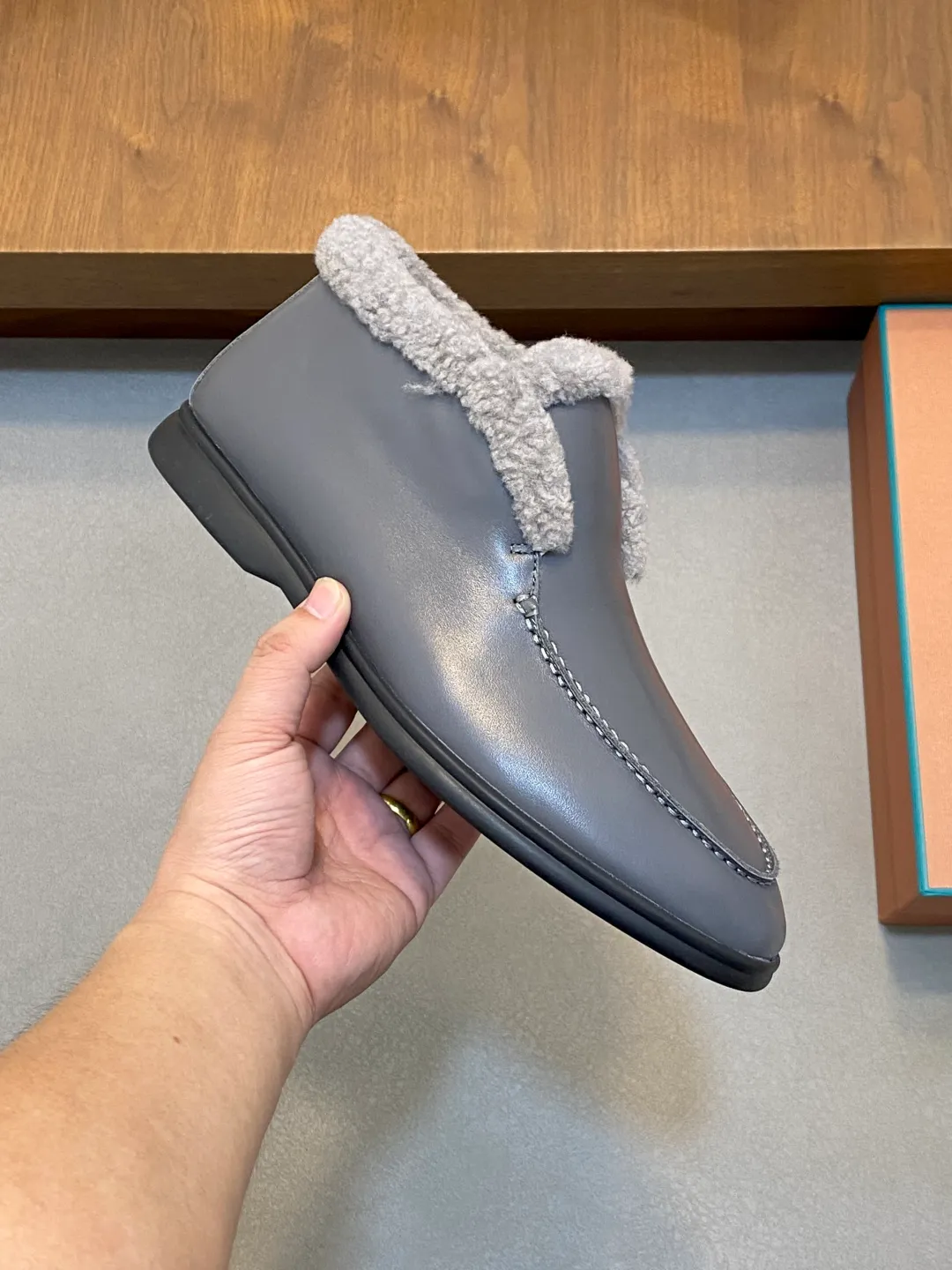 Men's Men's Shoes💰860 LoroPiana/nuoyoupiana men's new autumn and winter wool shoes, Dongguan-made raw materials are in great demand! This casual shoe is made of imported calfskin, with a full wool lining and insole for an extraordinarily comfortable and warm wearing experience. The ultra-light two-color rubber sole creates a charming modern aesthetic. There is an LP logo on the bottom. The style is simple and fashionable, and the upper foot is comfortable, warm and breathable! Comes complete with original box packaging! Size: 39-40-41-42-43-44 standard leather shoe size (45/46 can be customized but does not support returns)